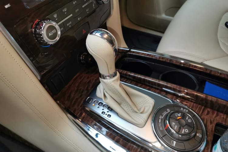 Used Nissan Patrol 2018 4.0L LinkedIn Edition Gear Lever
