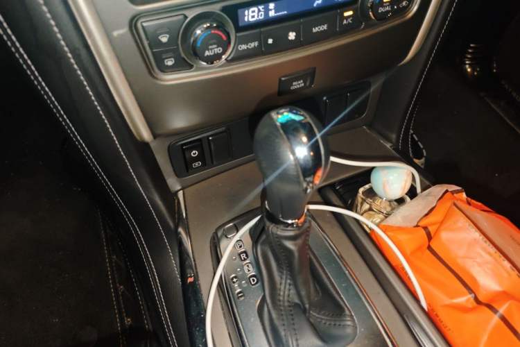 Used Nissan Patrol 2018 4.0L LinkedIn Edition Gear Lever
