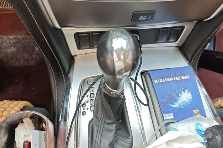 Used Nissan Patrol 2018 4.0L LinkedIn Edition Gear Lever