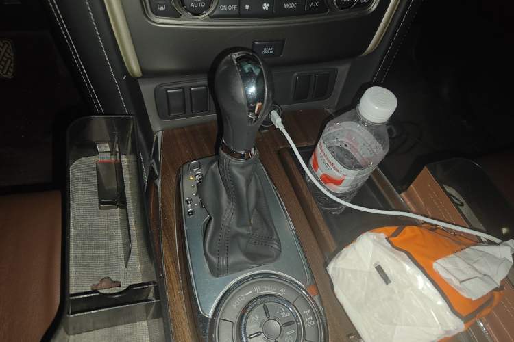 Used Nissan Patrol 2018 4.0L Automatic 7-Seater Middle East Version Gear Lever