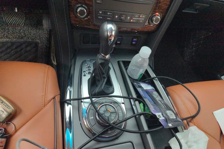 Used Nissan Patrol 2018 4.0L LinkedIn Edition Gear Lever