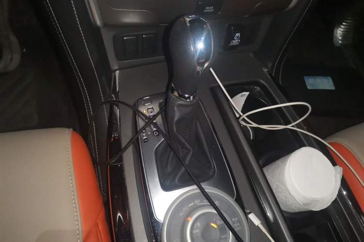 Used Nissan Patrol 2018 4.0L Automatic 7-Seater Middle East Version Gear Lever