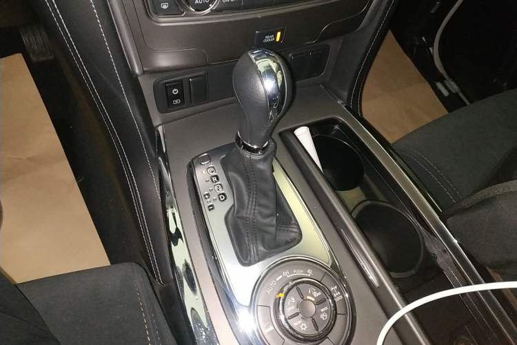 Used Nissan Patrol 2018 4.0L Automatic 7-Seater Middle East Version Gear Lever
