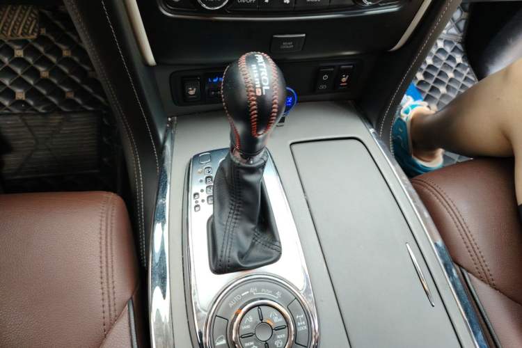 Used Nissan Patrol 2018 4.0L LinkedIn Edition Gear Lever