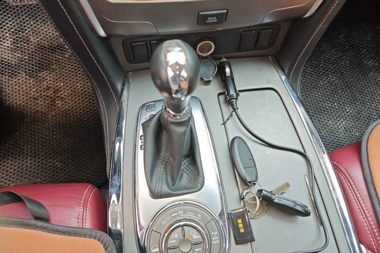 Used Nissan Patrol 2018 4.0L LinkedIn Edition Gear Lever