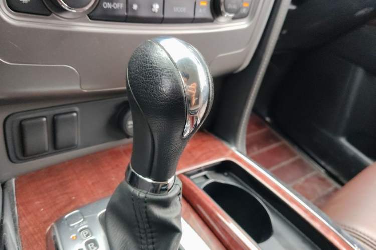 Used Nissan Patrol 2018 4.0L LinkedIn Edition Gear Lever