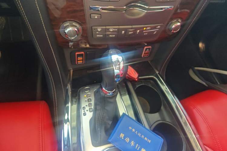 Used Nissan Patrol 2018 4.0L LinkedIn Edition Gear Lever