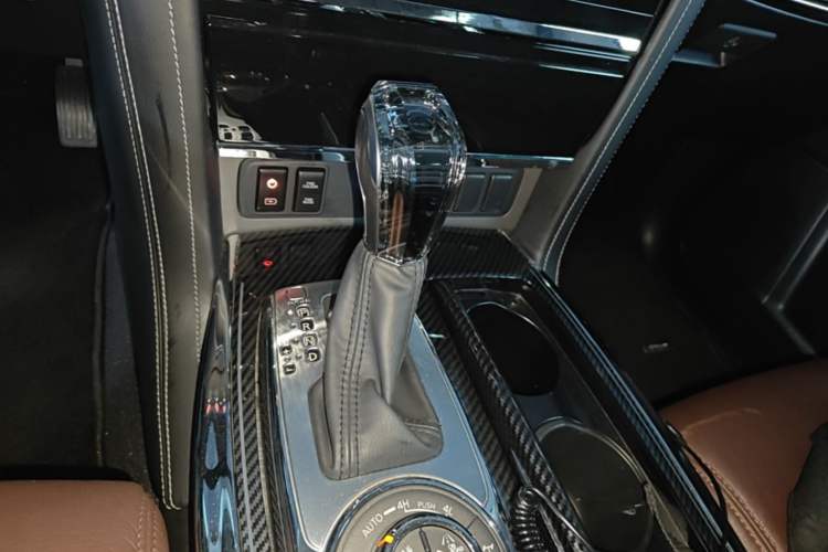 Used Nissan Patrol 2018 4.0L Automatic 7-Seater Middle East Version Gear Lever
