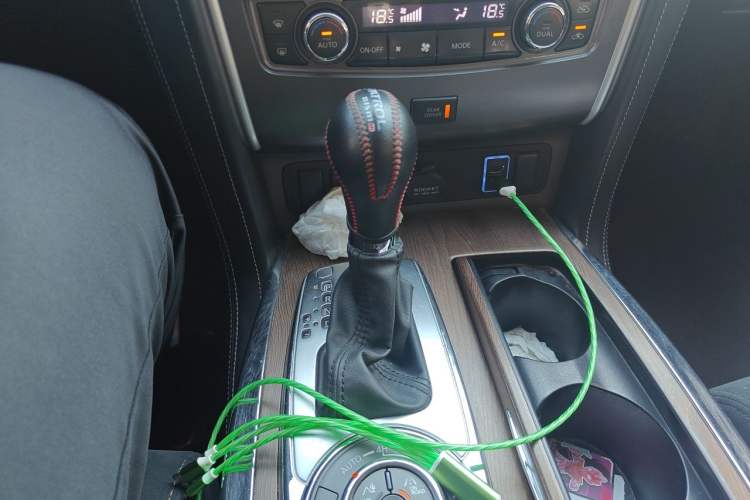 Used Nissan Patrol 2018 4.0L LinkedIn Edition Gear Lever