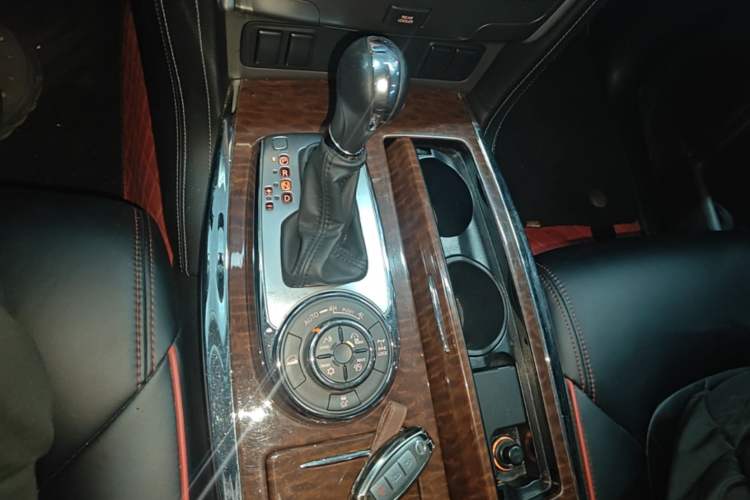 Used Nissan Patrol 2018 4.0L SE Middle East Version Gear Lever
