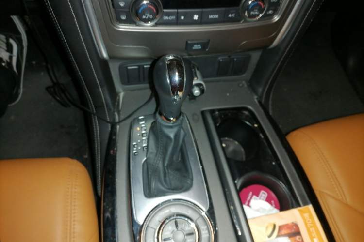 Used Nissan Patrol 2018 4.0L LinkedIn Edition Gear Lever