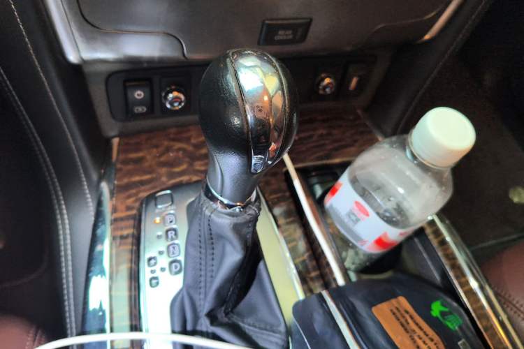 Used Nissan Patrol 2018 4.0L LinkedIn Edition Gear Lever