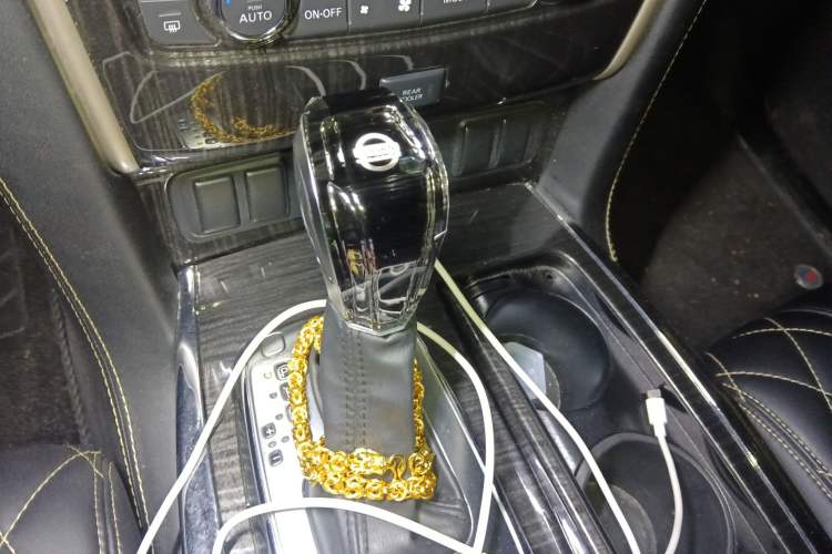 Used Nissan Patrol 2018 4.0L LinkedIn Edition Gear Lever