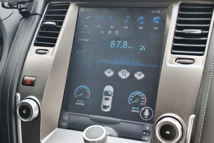 Used Nissan Patrol 2018 4.0L LinkedIn Edition Interior 4