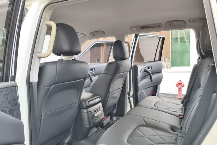 Used Nissan Patrol 2018 4.0L LinkedIn Edition Interior 8