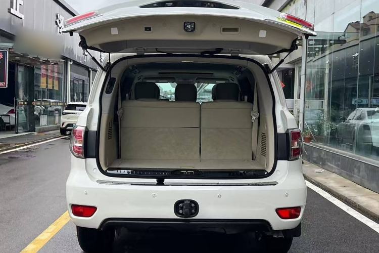Used Nissan Patrol 2018 Y62 4.0 SE-T2 Middle East Interior 8