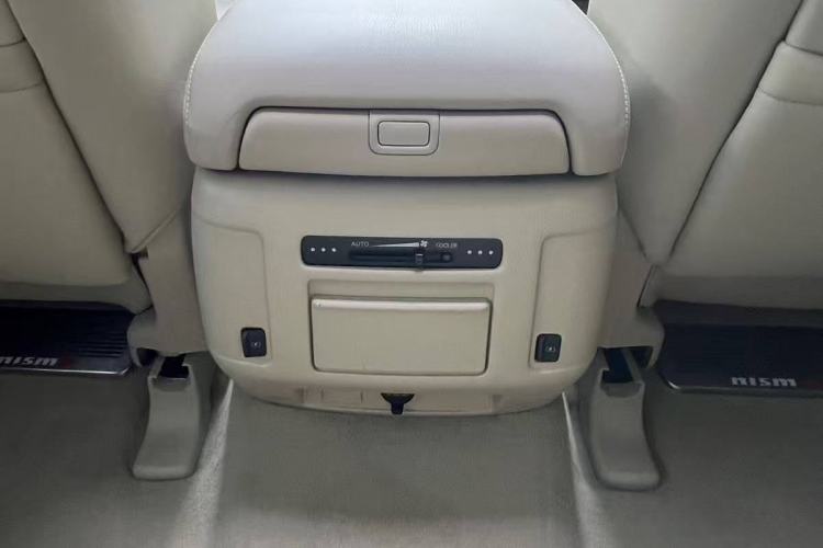 Used Nissan Patrol 2018 Y62 4.0 SE-T2 Middle East Interior 9