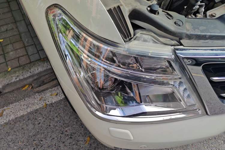 Used Nissan Patrol 2018 4.0L SE Middle East Version Right Front Headlight
