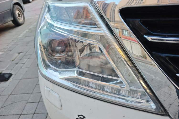 Used Nissan Patrol 2018 4.0L SE Middle East Version Right Front Headlight