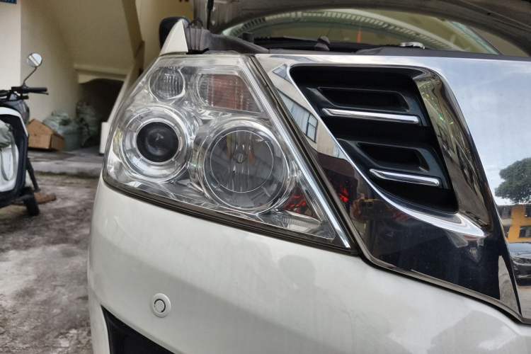 Used Nissan Patrol  Right Front Headlight