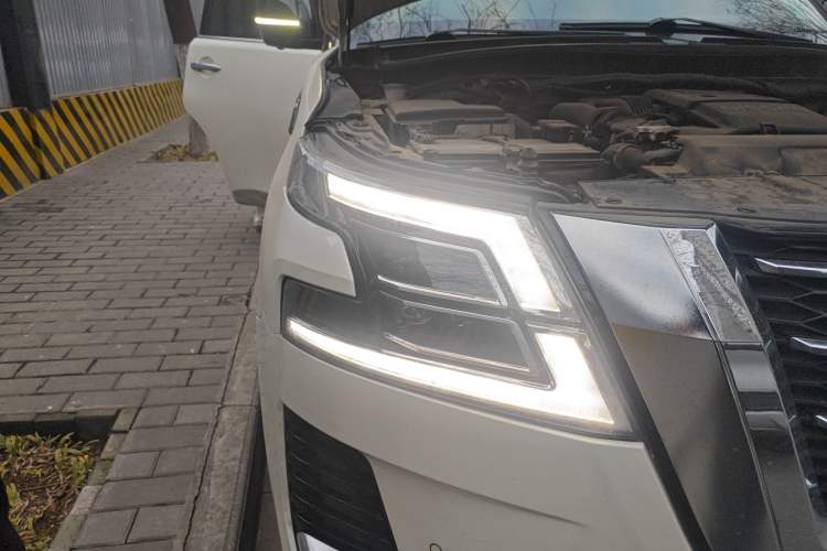 Used Nissan Patrol 2018 4.0L Automatic 7-Seater Middle East Version Right Front Headlight