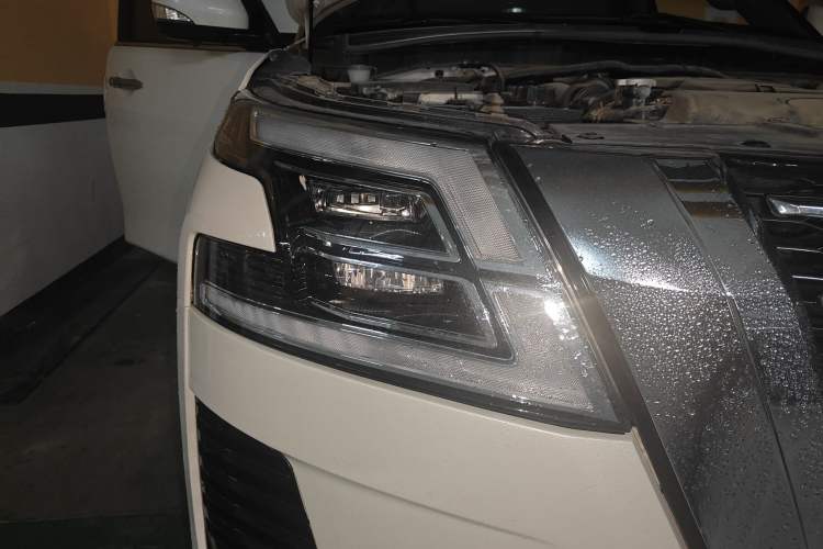 Used Nissan Patrol 2018 4.0L Automatic 7-Seater Middle East Version Right Front Headlight