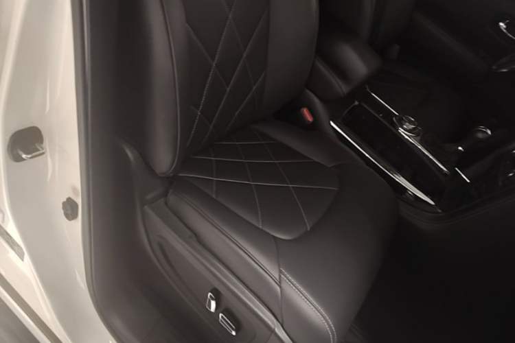 Used Nissan Patrol 2018 4.0L SE Middle East Version Right Front Seat