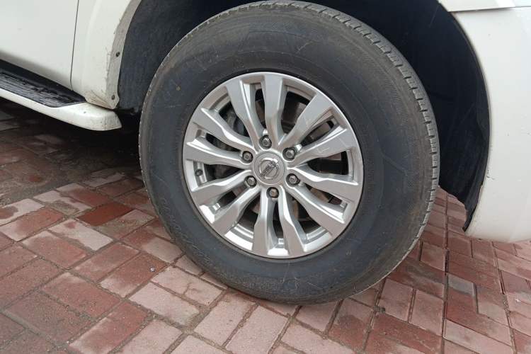 Used Nissan Patrol 2018 4.0L LinkedIn Edition Right Front Wheel Hub