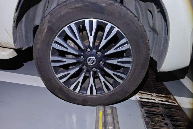 Used Nissan Patrol 2018 4.0L LinkedIn Edition Right Front Wheel Hub