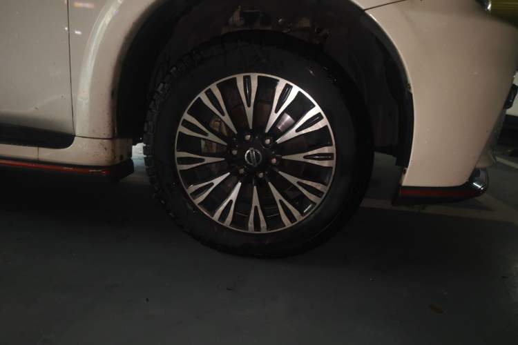 Used Nissan Patrol 2018 4.0L LinkedIn Edition Right Front Wheel Hub