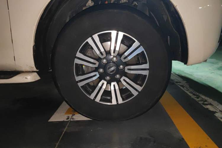 Used Nissan Patrol 2018 4.0L LinkedIn Edition Right Front Wheel Hub