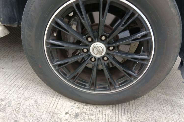 Used Nissan Patrol 2018 4.0L LinkedIn Edition Right Front Wheel Hub