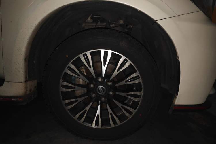 Used Nissan Patrol 2018 4.0L LinkedIn Edition Right Front Wheel Hub