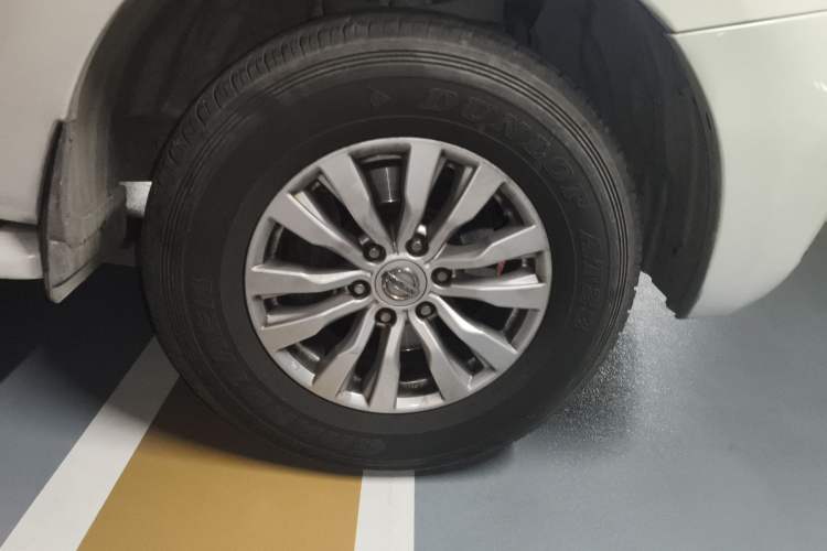 Used Nissan Patrol 2018 4.0L LinkedIn Edition Right Front Wheel Hub