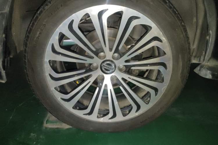 Used Nissan Patrol 2018 4.0L LinkedIn Edition Right Front Wheel Hub