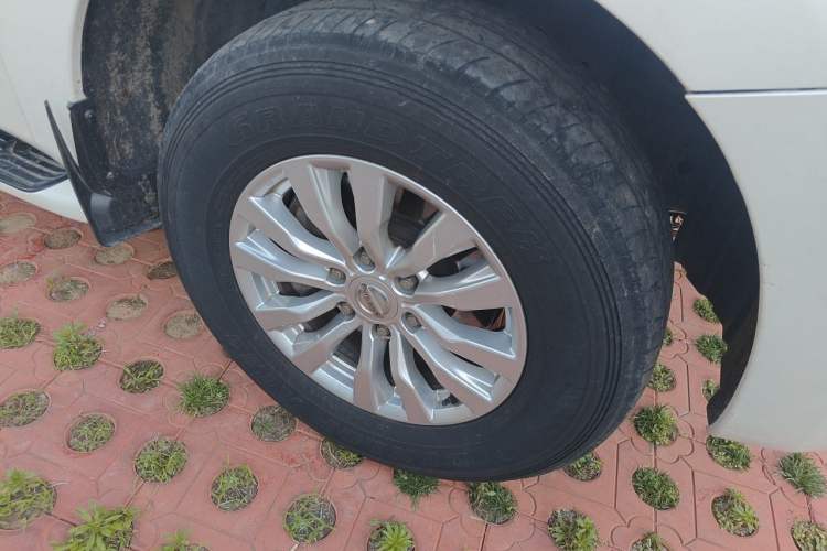 Used Nissan Patrol 2018 4.0L LinkedIn Edition Right Front Wheel Hub