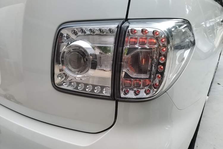 Used Nissan Patrol 2018 4.0L Automatic 7-Seater Middle East Version Right Rear Taillight