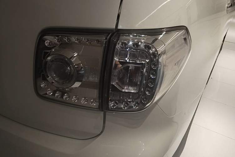 Used Nissan Patrol 2018 4.0L SE Middle East Version Right Rear Taillight