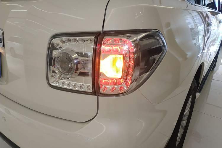 Used Nissan Patrol 2018 4.0L Automatic 7-Seater Middle East Version Right Rear Taillight