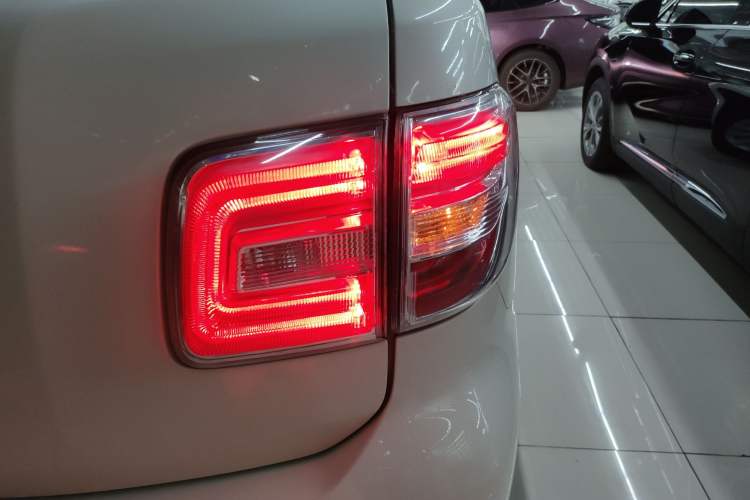 Used Nissan Patrol 2018 Y62 4.0 XE Middle East Right Rear Taillight