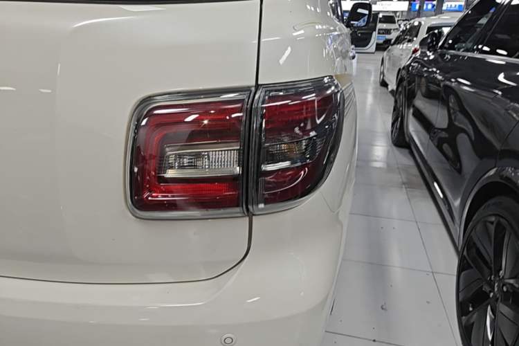 Used Nissan Patrol 2018 4.0L Automatic 7-Seater Middle East Version Right Rear Taillight