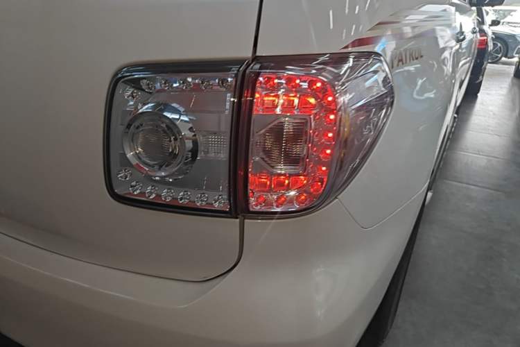 Used Nissan Patrol 2018 4.0L SE Middle East Version Right Rear Taillight