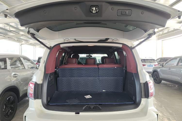 Used Nissan Patrol 2018 4.0L Automatic 7-Seater Middle East Version Trunk