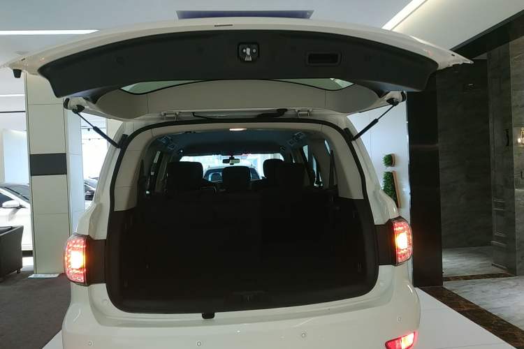 Used Nissan Patrol 2018 4.0L Automatic 7-Seater Middle East Version Trunk