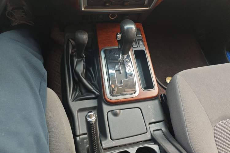 Used Nissan Patrol 2018 Y61 4.8L Automatic 5-Door Safari Middle East Gear Lever