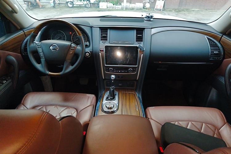 Used Nissan Patrol 2019 Y62 4.0L SE-T1 Middle East Center Console