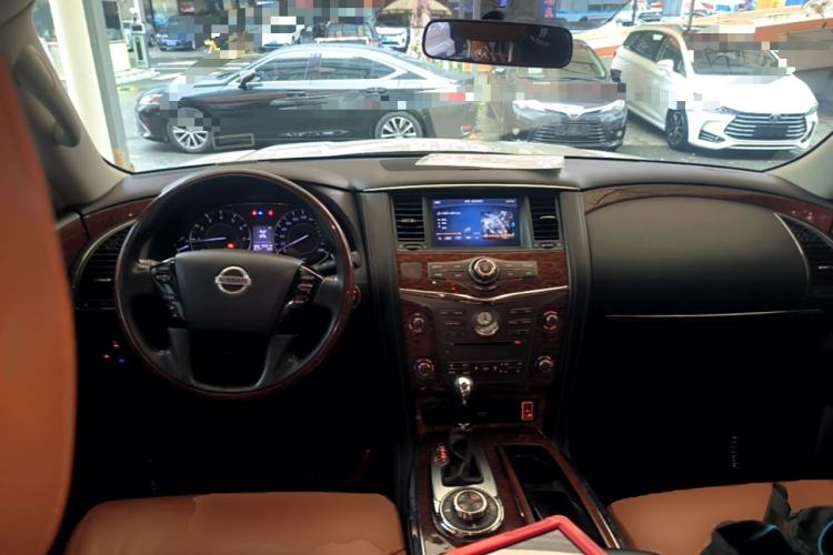 Used Nissan Patrol 2019 Y62 4.0L SE-T1 Middle East Center Console