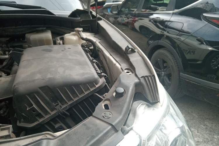 Used Nissan Patrol 2019 Y62 4.0L SE-T1 Middle East Engine Bay Left