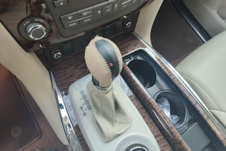 Used Nissan Patrol 2019 Y62 4.0L SE-T2 Middle East Gear Lever