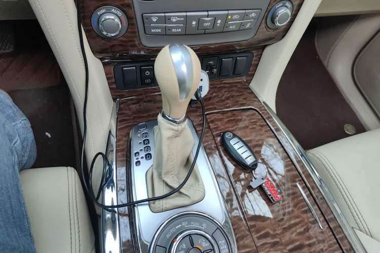 Used Nissan Patrol 2019 Y62 4.0L SE OPT with 18-inch Wheels – Middle East Gear Lever